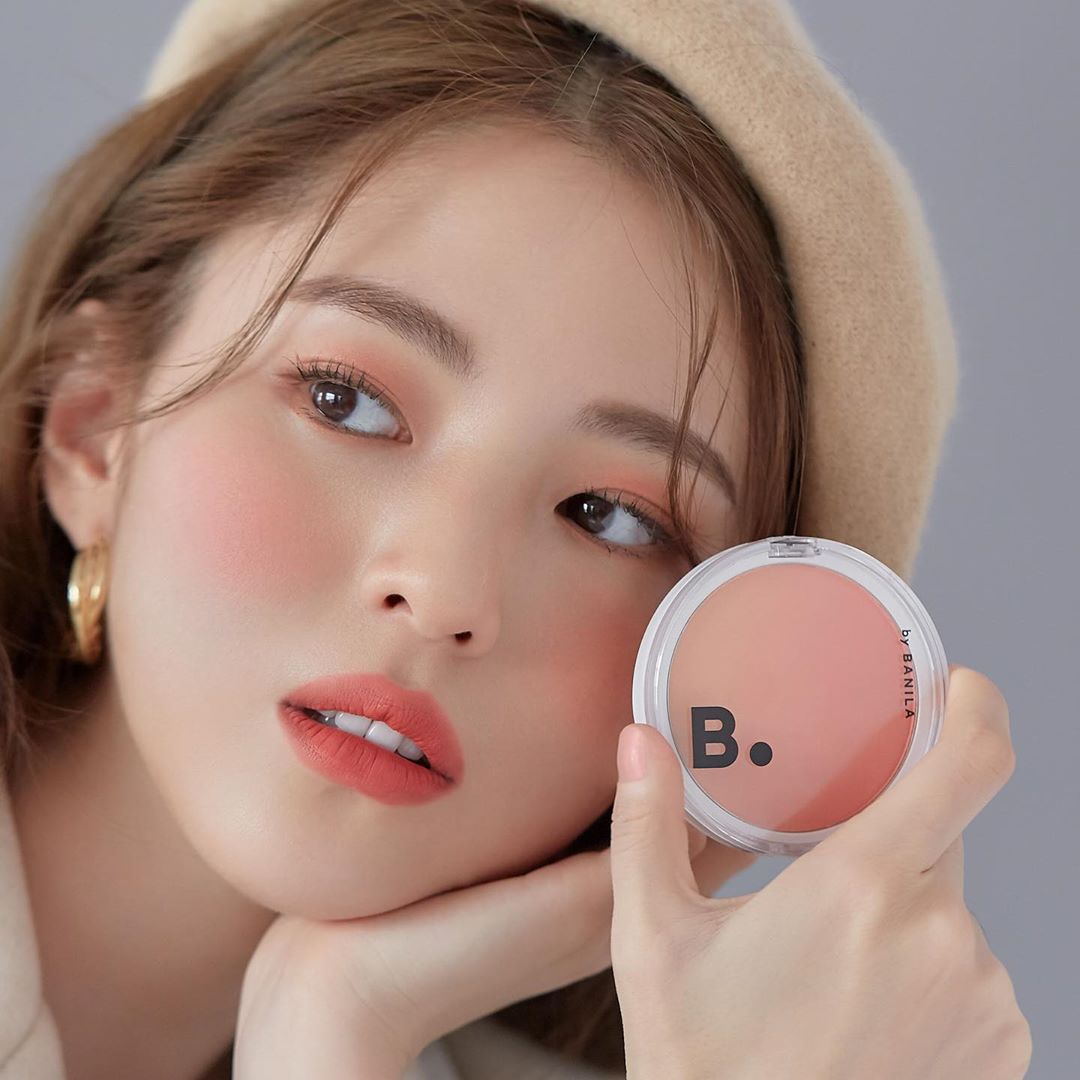 PICK ITEM
1. Stila 金屬眼蜜。4,5g,35,000。
2. By BANILA 頰彩。色號OR01,9.2g,韓幣15,000。