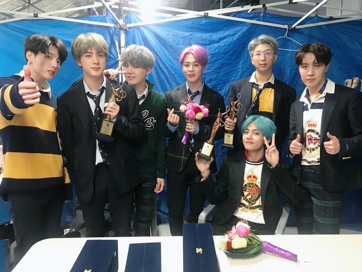 於1月15日在首爾舉行的《首爾歌謠大賞》(Seoul Music Awards,簡稱SMA),最終於獲得包含大賞、本賞、年度最佳專輯等三項大獎的防彈少年團成為本屆最大贏家