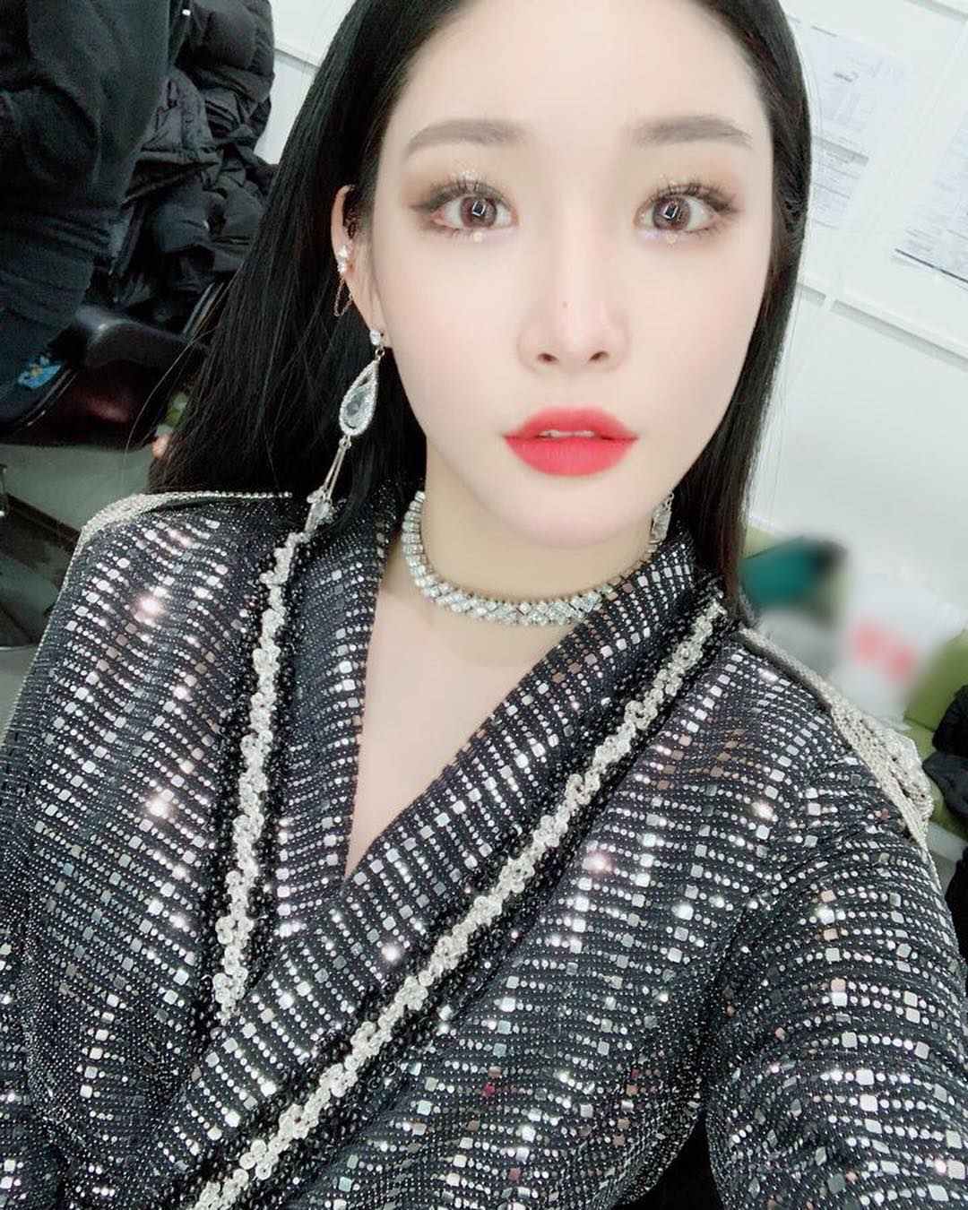 別看請夏在舞台上充滿魅力、帥氣的女王感,其實私地下的搭配都很平易近人,整體穿搭就連一般大學生也可以輕鬆模仿~身高160公分左右的女孩也可以試試看請夏的穿搭法喔!