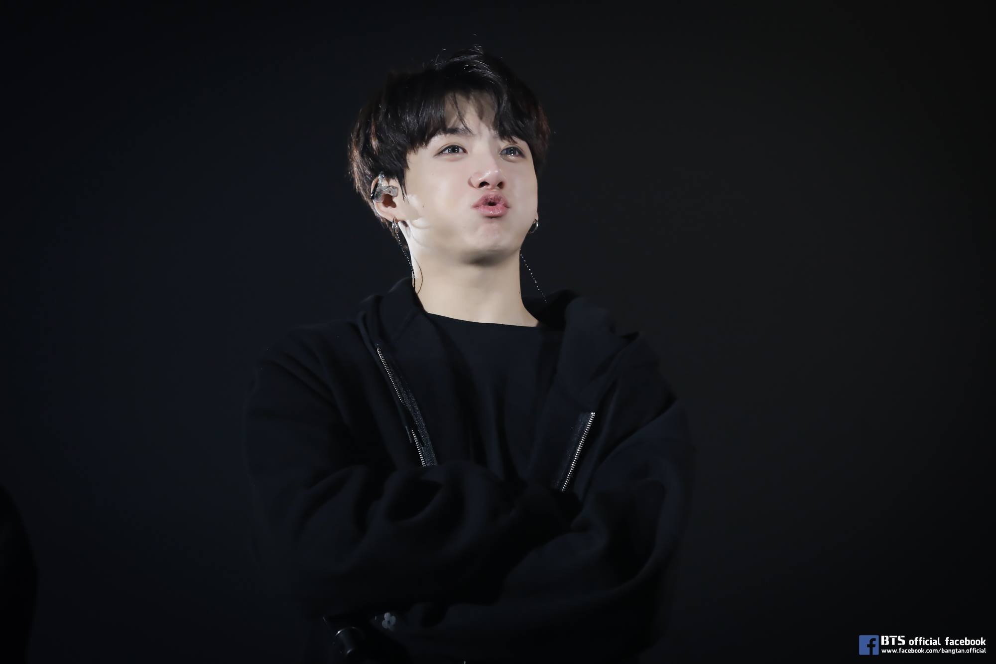 #1 BTS - 田柾國
柾國在 《2017 BTS LIVE TRILOGY EPISODE Ⅲ THE WINGS TOUR THE FINAL》 演唱會上流下了眼淚,當時柾國對粉絲說:「很感謝你們幫助我能一直站在很好的舞台上。」