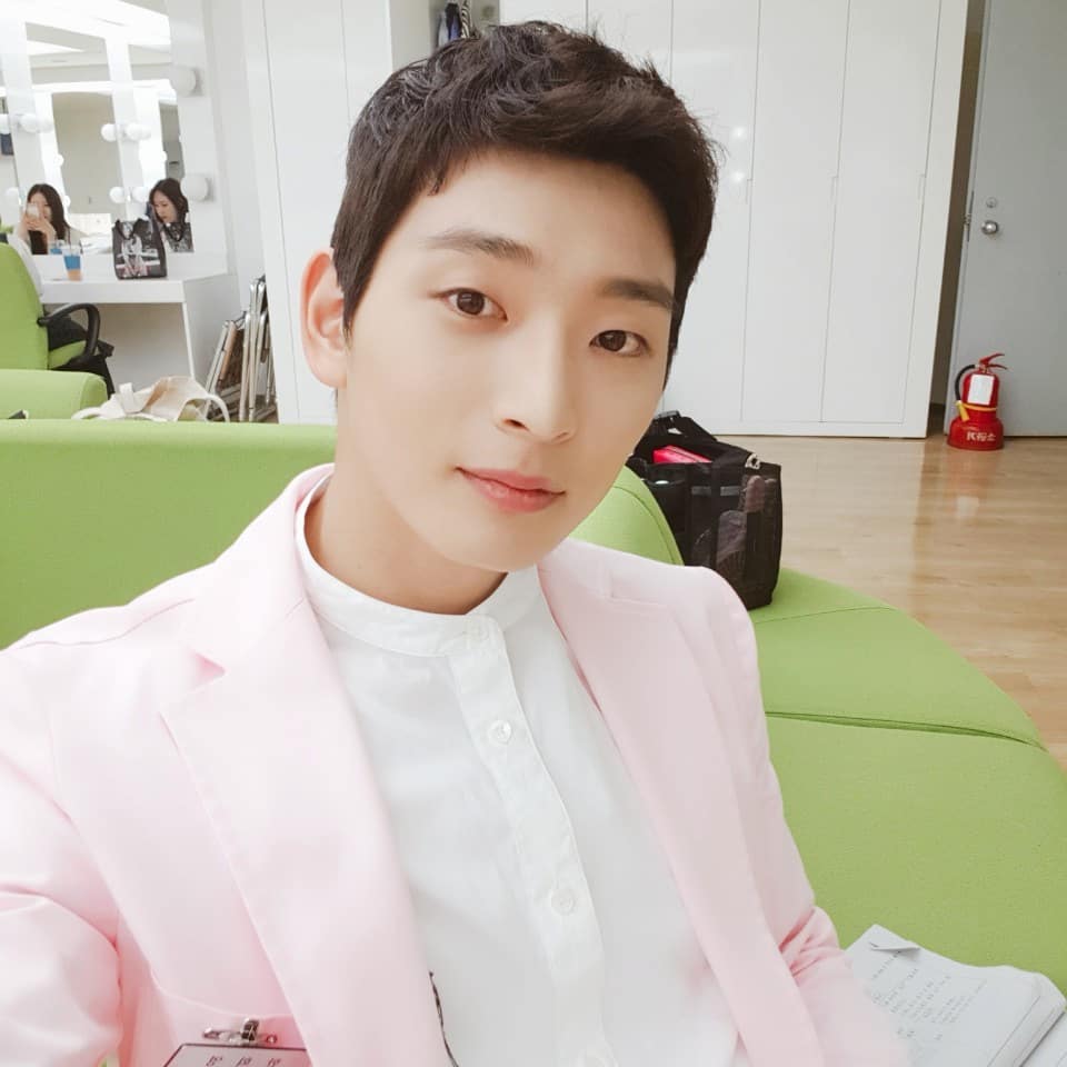 除了SHINee Key、珉豪外,2AM成員鄭珍雲也傳出三月即將當兵的消息,所屬經紀公司表示「珍雲目前已申請軍樂隊,若合格將於三月入伍,未合格情況下也預計會盡快服役」