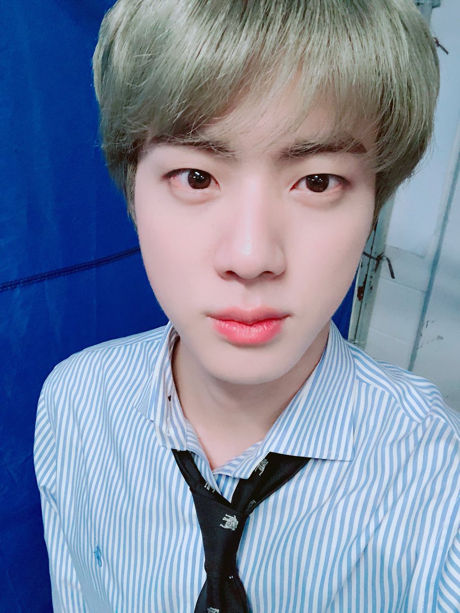#防彈少年團 Jin
防彈成員 Jin 常因為美貌在各大典禮等場合被粉絲關注,還擁有「Worldwide Handsome」、「車門男」等各式各樣讚嘆外貌的稱號,甚至在年末音樂節目紅毯採訪時,曾說到「2019年想成為『臉蛋更加發光』的人」呢!