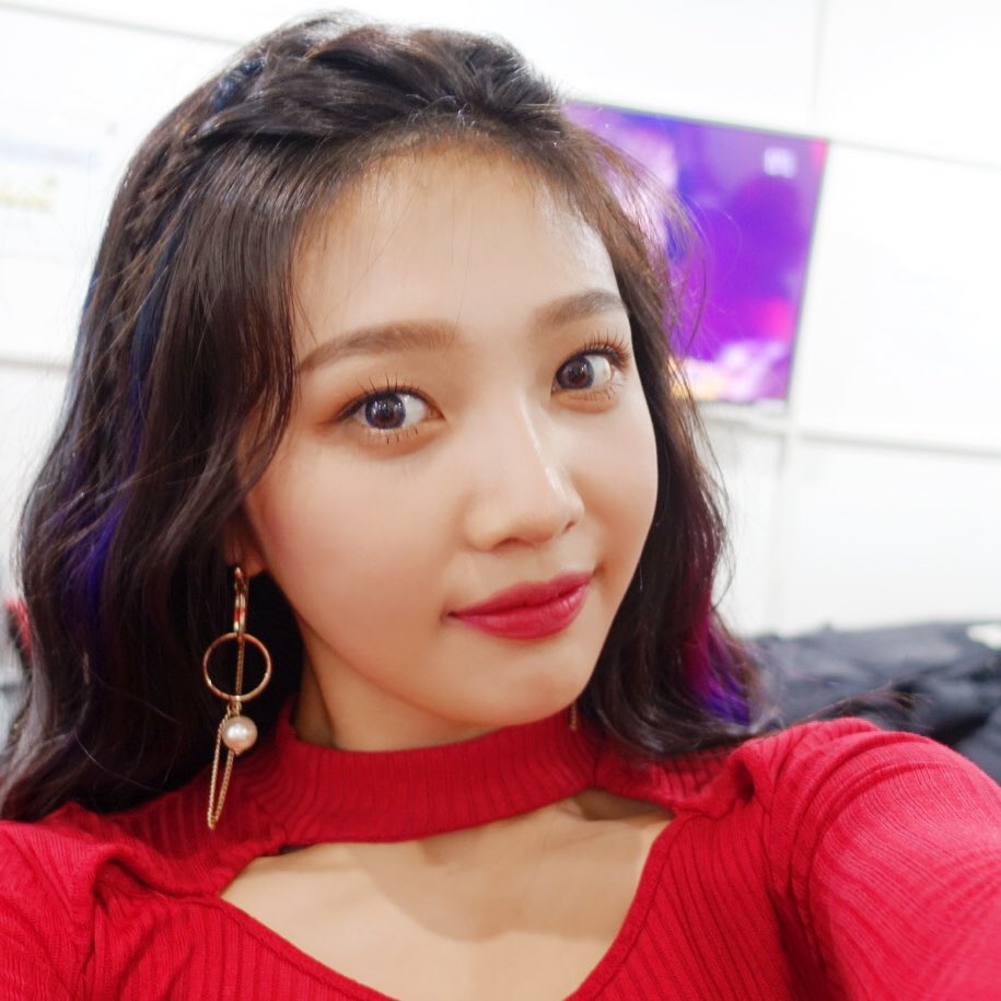 #Red Velvet JOY
同時擁有「清純美」與「性感美」的 Red Velvet 成員 JOY,在 Red Velvet 某次接受節目專訪時曾提問到最喜歡哪個稱號,當時一旁的 Wendy 搶先幫忙回答說「我知道!『Sexy Dynamite!』」連成員都認證了 JOY 的美貌呢!