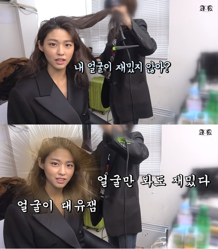 #AOA 雪炫
「健康美」代表之一的AOA成員雪炫,日前拍攝畫報在讓造型師整理頭髮時,一旁工作人員說到「好像少了點什麼趣味的東西」,這時雪炫則帶有自信的說「我的臉蛋不有趣嗎?」讓工作人員也忍不住讚嘆!
