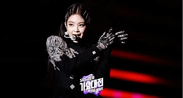 人稱「人間香奈兒」,韓國演藝界公認的時尚達人Jennie,平時穿搭時尚高雅,舞台上的造型與衣著也總是成為時尚界的熱門話題。從頭到腳,每一件單品都是由造型師為她量身定做,打造獨一無二,沒有人能比她更適合的造型。
特別是Jennie在歌謠大戰中穿過的夾克外套,造型師花了五個小時,一針一線的將寶石縫上夾克,成就了舞台上讓眾人眼睛為之一亮的表演。