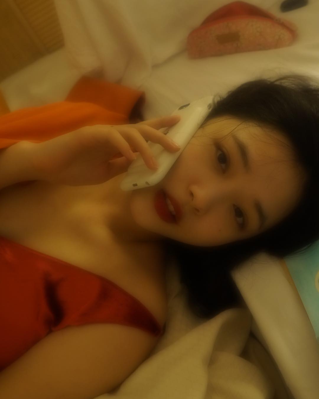 其實雪莉的爭議一直以來沒有停過,脫序行為也不斷,上傳的不少照片都挨轟甚至被說是「情色照」,但也有網友挺她,說她只是在擺脫以往既定的形象在「做自己」。