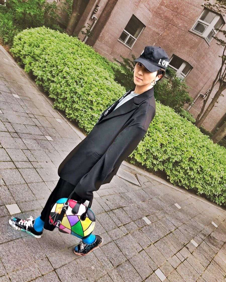 溫拿的黑泡少年宋畫伯宋mino,其實平常穿搭是非常多元、真的很藝術家了,像是偷穿爸爸外套的oversize是不可或缺的,把很正式的黑色西裝外套融合了不同的休閒單品,在包包與鞋襪上做出明亮色彩的精心point,整體就變成了個人獨特的風格!