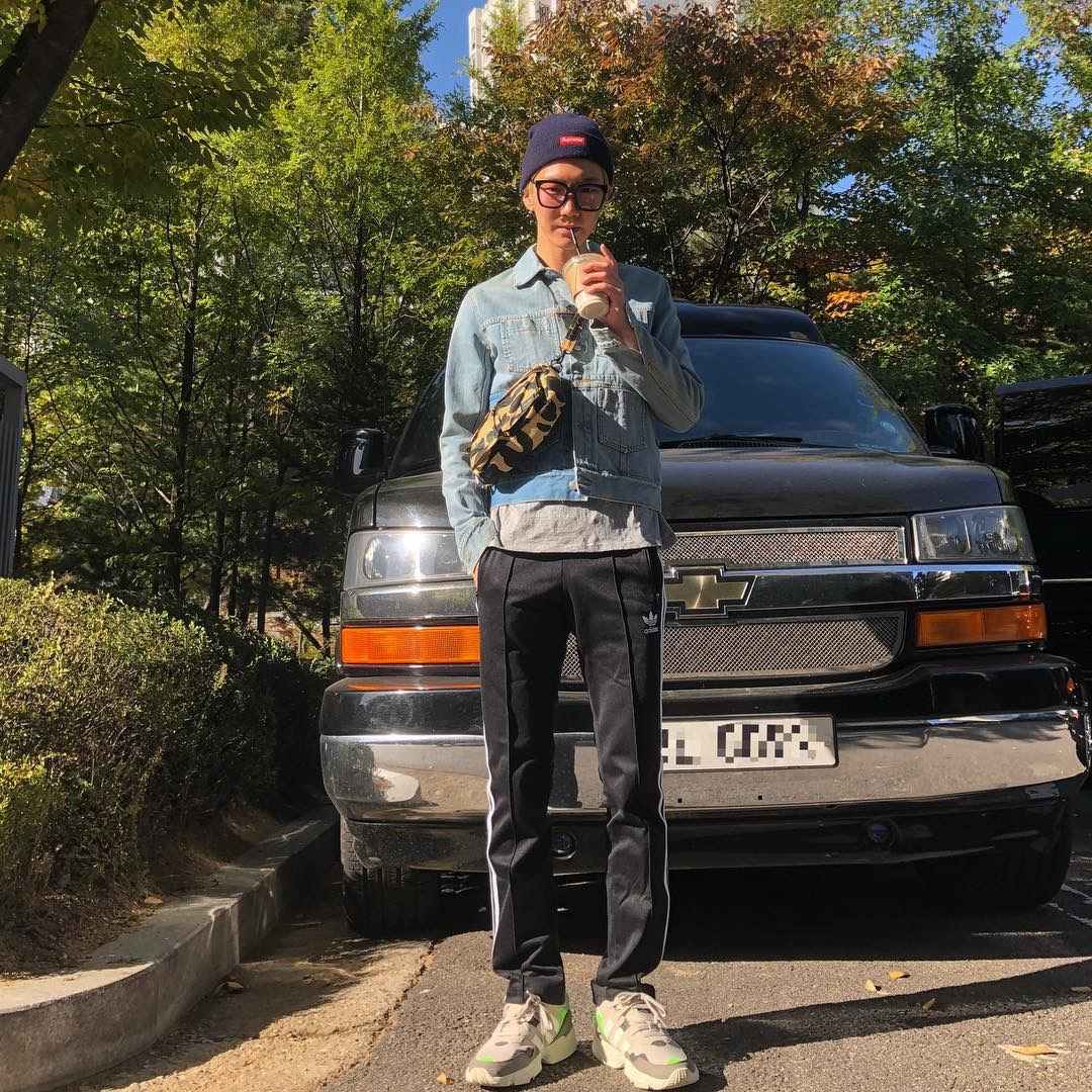 最後是大長腿次長昇勳,這位真是潮流小哥哥沒有錯了,不是真的要去運動的運動褲穿搭~與褲子邊線色系搭配的牛仔外套,加上迷彩腰包、毛帽、太陽眼鏡增加亮點!由於上身較合身,運動褲搭配的話可以選適中的寬度,如果是腿型比較健壯的話可以選擇上寬漸漸下窄或全寬的版型來修飾。