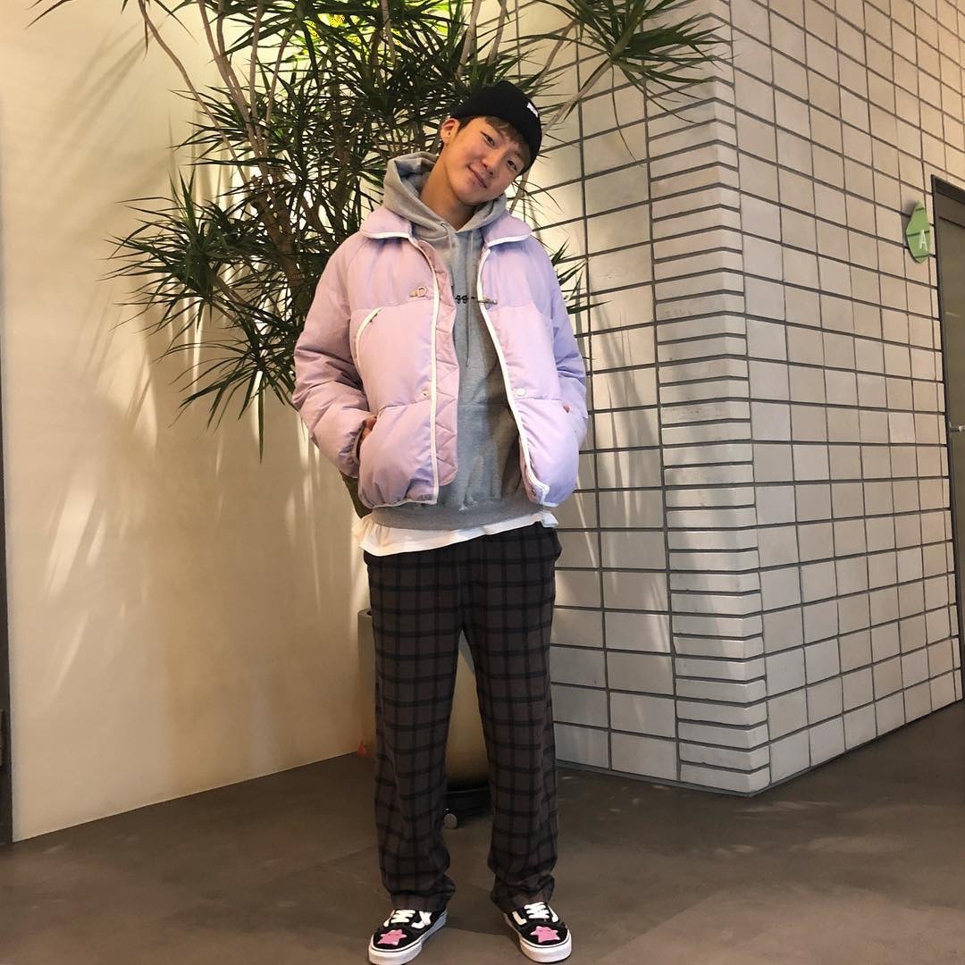 男友力十足的次長、身上單品都是滿容易搭配也常見的,但次長在配色上就很大膽了呢,選擇了淺紫色羽絨外套加上棕色格紋褲,還有常見的休閒鞋上面也有呼應紫色的塗鴉亮點,帽T裡面的白T還要拉一些出來也是point呢!一樣都是帽Tx羽絨外套穿搭但是不一樣的帥氣