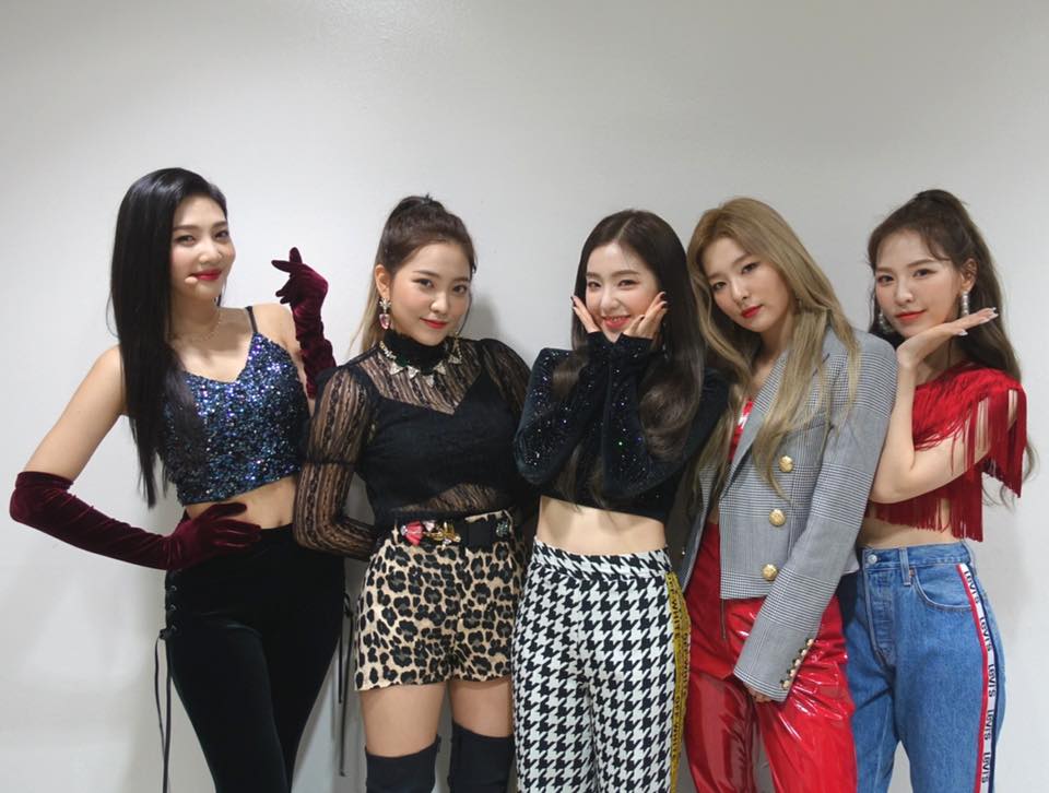 17.Red Velvet:160.7cm
最短身女團居然是Red Velvet!雖然擁有167cm的成員JOY,但與其他成員平均下來還是被壓到了160cmㅋㅋㅋ只看臉覺得Red Velvet應該要在長身組,沒想到居然是最短身的阿!不過即便是最短身女團平均也有160cm以上,韓國女偶像的身材真的都好好啊~