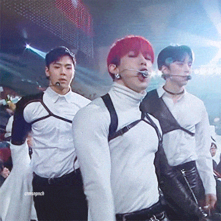 『MONSTA X』
偶像團體MONSTA X以百變的風格為名。曾在舞台上以制服、騎馬服、吊帶、連身褲等多樣化的造型服裝來滿足觀眾。雖然服飾相同,造型師在每個成員的造型上做些微的變化,讓每個成員仍保有個人的風格與特色。