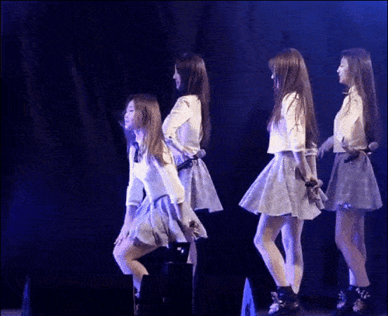 『Lovelyz』
偶像團體Lovelyz的造型,永遠像是從漫畫中走出來的少女一樣青春可愛。可愛的百摺短裙使他們的舞蹈更為生動可愛,造型師為他們選擇的「鐵壁短裙」既能夠達到表演效果,也能夠讓他們方便的演出。