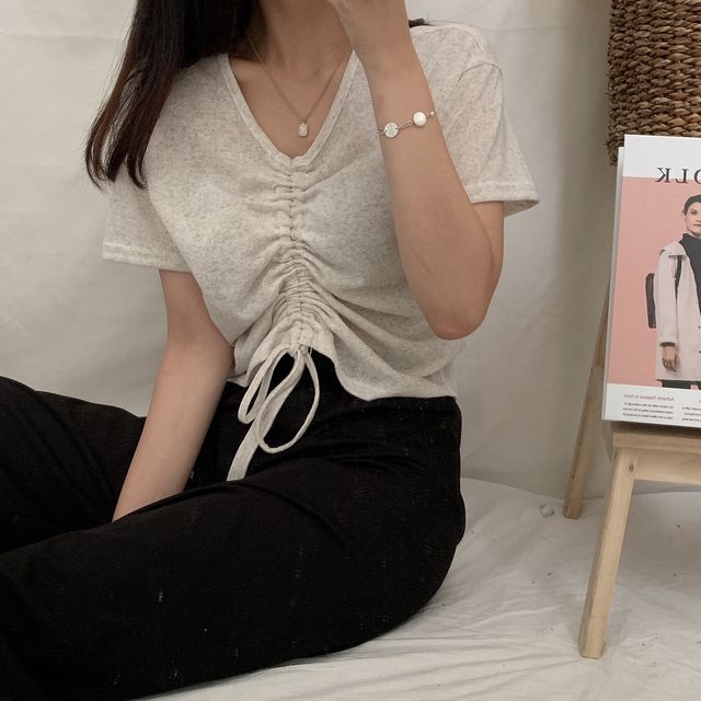 另外摩登少女最近也有愛上的就是這種「抽繩上衣」,但是這種款式目前在台灣還沒看到心動的款式,想不到居然在BRANDI上面找到喜歡的style了!(眼淚先掉下來),畢竟今年抽繩這個重點設計也是夏天必備,跟上我們的腳步,加入在BRANDI挖寶的行列吧!