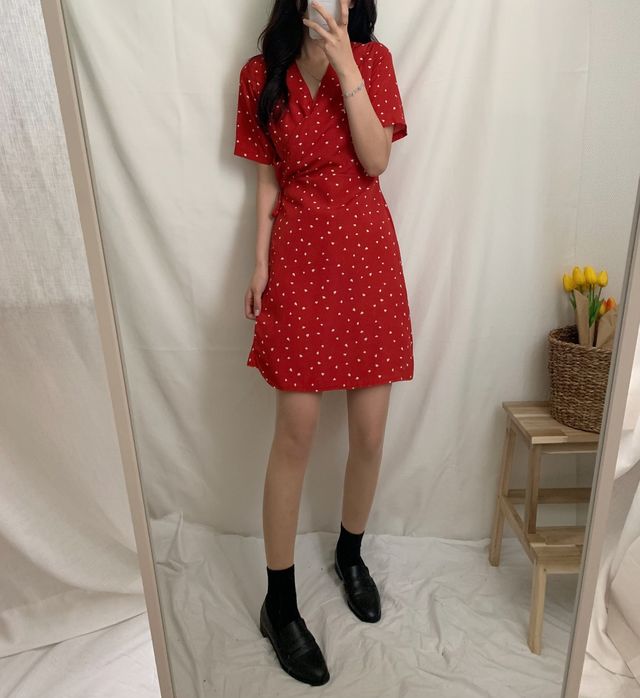 像是夏季必買碎花洋裝,怎麼可能夏季不穿呢?你們說是不是??不只是這種少女風格的粉色碎花,上面還有V領、長版、短版、微法式風格的碎花洋裝,不管你是哪種身形,都可以挑到最適合你的浪漫碎花洋裝呀~摩登少女我今年已在BRANDI上入手2件了。