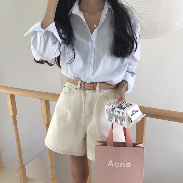 不管妳是要甜美活潑的學生服飾,還是氣質優雅的時尚OL造型,又或者是充滿孩子氣的男友LOOK,在BRANDI通通找得到!但不用擔心看不懂韓文沒辦法買,因為WISHNOTE即將聯合BRANDI開啟直購網站,讓妳在家動動手指就可以零時差購入東大門的品牌,而且這些品牌甚至是保稅~現在最新最流行的時尚單品都在這裡,品質和價錢的部分當然不用擔心!WISHNOTE總是帶給大家高CP值的商品呀(雙手比愛心)