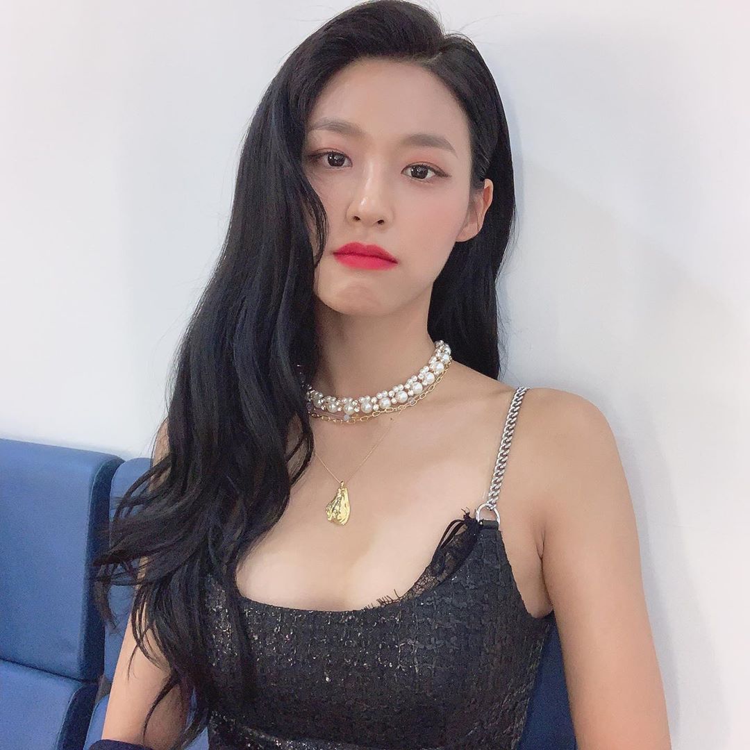 像是AOA人氣成員雪炫,先前就因為SNS取消追蹤了不少過去曾和厭女發言、歧視女性爭議牽上邊的藝人而引起爭議,事後也雪炫出面說明那天只是剛好想要整理熟人以外的追蹤者,關於女權主義傾向的爭議也回應:「因為關心社會議題,為了聽取各種意見做了很多努力後,自然而然的產生那樣的關心」,才稍稍平息這場風波。
