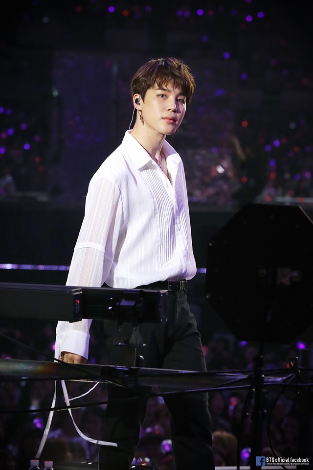 這麼努力的JIMIN,他的舞蹈實力也得到了世界的認可。美國韓流媒體《allkpop》評價稱:「智旻的舞蹈線條與稱霸世界的南韓花式滑冰金妍兒,在冰面上的藝術表現相互重疊。而智旻優美舞蹈線條的編舞,也成爲了防彈少年團編舞的標誌之一。