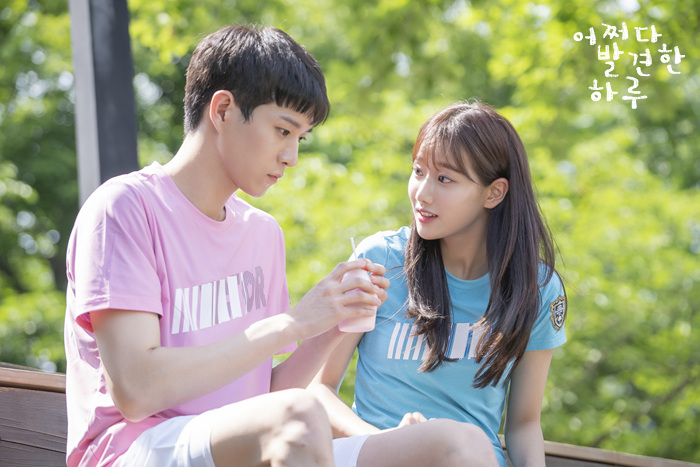 本劇雖啟用了一群新生代演員主演,不過仍以「不是女主的女主」和「連群演都不是的男主」這樣逗趣的故事內容吸引了觀眾們的注意,網友也稱讚金惠允果然演技超群,看得很過癮!