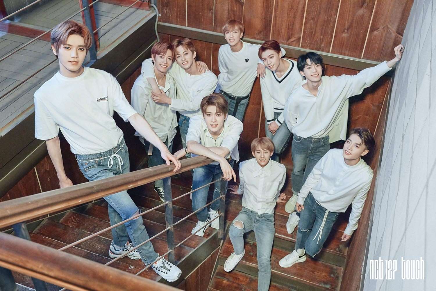 除了TWICE之外,NCT成員也曾在直播中因為忽略手機角度的問題,而不小心洩漏了成員的電話號碼~雖然該影片事後已緊急被下架,但這種突發的「意外」,要是多來幾次還真是會讓人小心臟承受不住阿!!!
只能說身為藝人真的做什麼事情都得多謹慎一點,才能避免再次發生這種讓大家都「驚慌」的意外囉!!!
