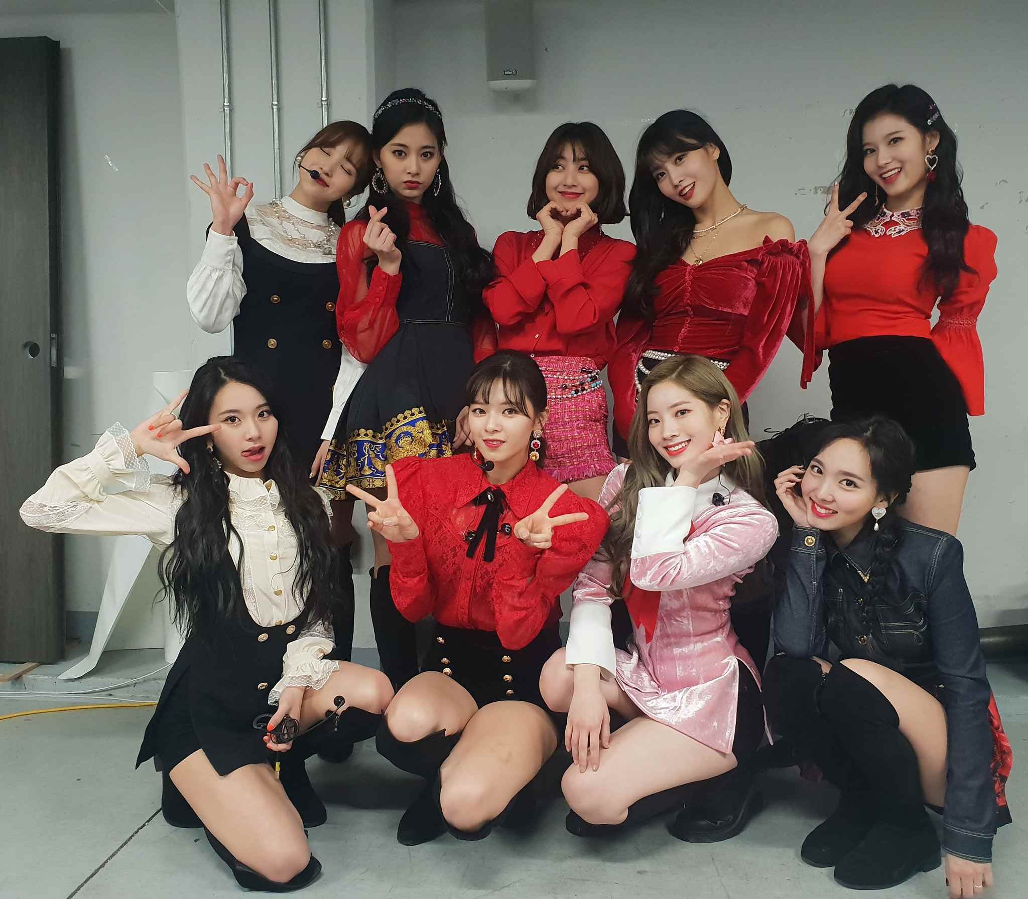 自出道以來就以「敬業」聞名的TWICE,雖然目前已是韓國TOP級的女團,但每個成員面對舞台不論是彩排還是正式演出,總是拿出最認真一面、絲毫不馬虎的態度,在圈內圈外都備受讚譽。但自去年年底以〈Yes or Yes〉回歸時,大姊娜璉卻因疑似在舞台上「滑水」的舉動,而遭外界質疑TWICE忘了初心。