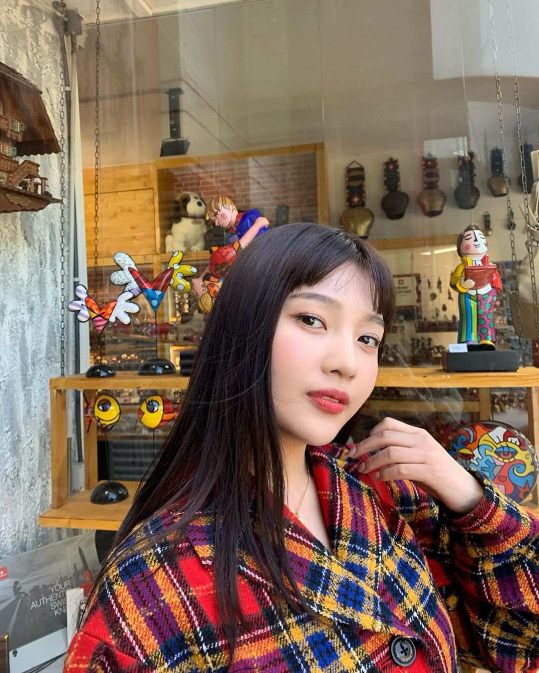 瀏海對於女偶像到底多重要呢,先讓小編來介紹一下兩位女偶像的例子!先前Red Velvet的成員Joy就嘗試了從未剪過的短瀏海,本來一直以大旁分造型為主的她,剪了短瀏海之後反而整個人看起來更年輕了,可愛感直接乘十倍!