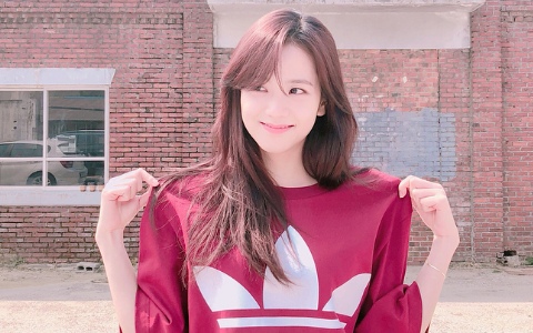 不只Red Velvet的Joy很適合短瀏海,也總是以長分旁瀏海示人的BLACKPINK Jisoo,之前也嘗試過把長瀏海剪成短旁分斜瀏海,果然引起外界一陣好評,更能顯得出女人味呢!