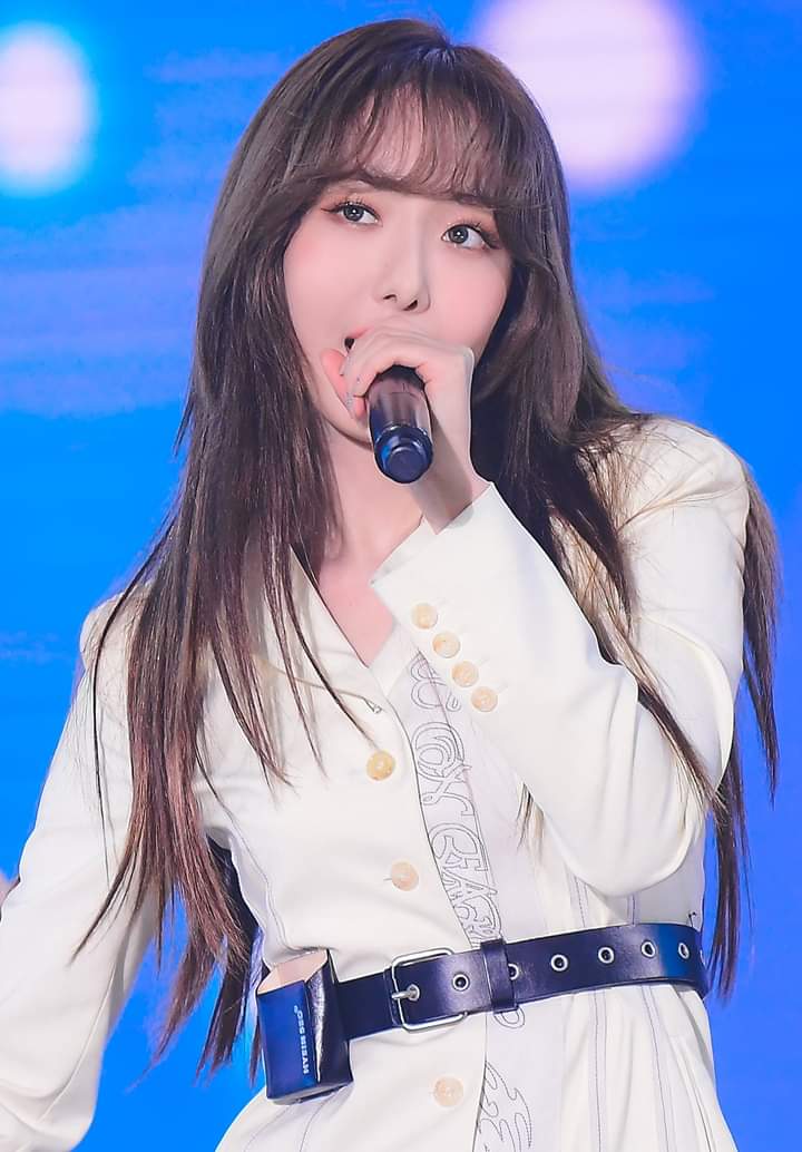 SinB:
出道多年但從未嘗試過瀏海的SinB,這次也默默地換哨了瀏海造型,相對於一般的空氣瀏海,SinB的瀏海長度較長,且捲度也比較大一些,這種造型看起來會比較可愛,建議可以配上捲髮造型,看起來會比較一致喔!