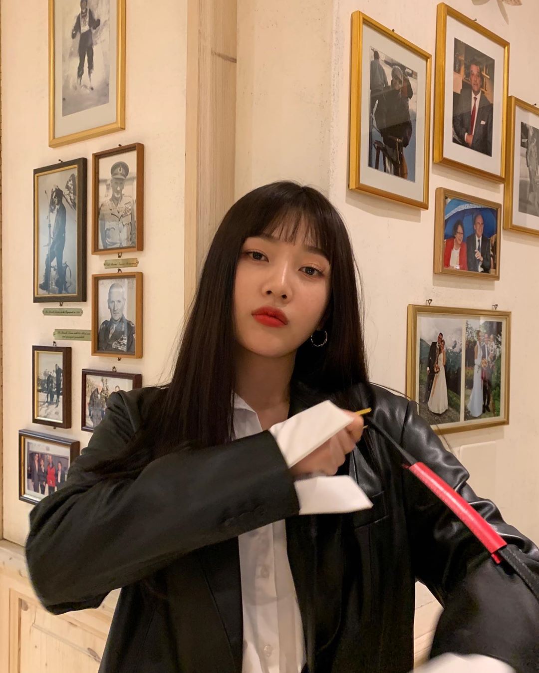 Joy:
雖然還沒有回歸活動,但是Joy也剪了一頭看似有個性,卻又能散發可愛魅力的短劉海啦!長度大約在眉毛左右,以直流海為主,配上Joy的黑髮造型,看起來多了點帥氣感呢!