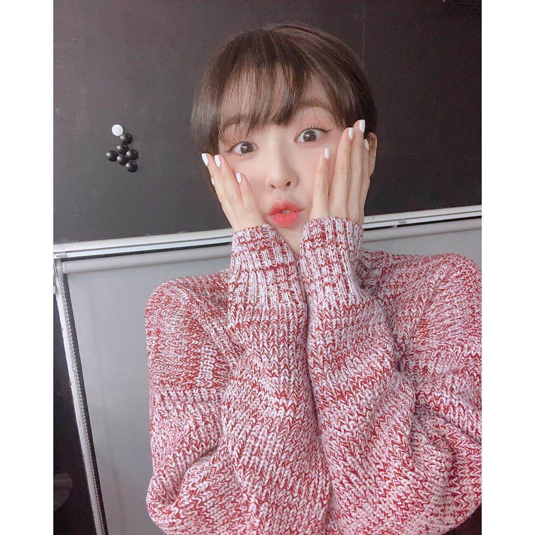 Irene:
終於剪了瀏海的我們白菜姊姊,這次的瀏海造型真的太美啦!仔細一看,其實瀏海沒有太「突兀」的地方,所以也是我們平凡人可以輕易駕馭的空氣瀏海啦!不過平常整理時建議要使用髮捲+電棒捲,才能在潮濕的台灣維持更久喔!