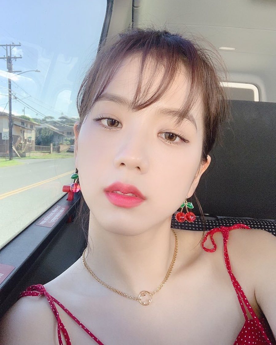 Jisoo:
Jisoo一剪完劉海登場就獲得不少粉絲的讚嘆,果然人美怎麼剪都漂亮啊!Jisoo的瀏海造型比較自然,量不多,是很多韓國女生喜歡的基礎瀏海造型。