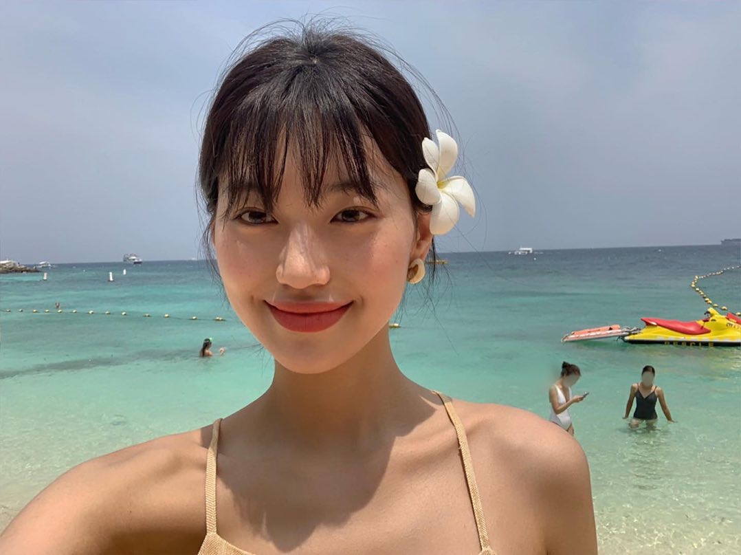 度延:
沒錯!最後一位就是也剪了瀏海的度延啊~氧氣瀏海的造型非常適合他呢!雖然沒有瀏海的時候展現出的是性感成熟魅力,但是剪了瀏海後反而變得更像青春少女,大家喜歡哪一款呢?
