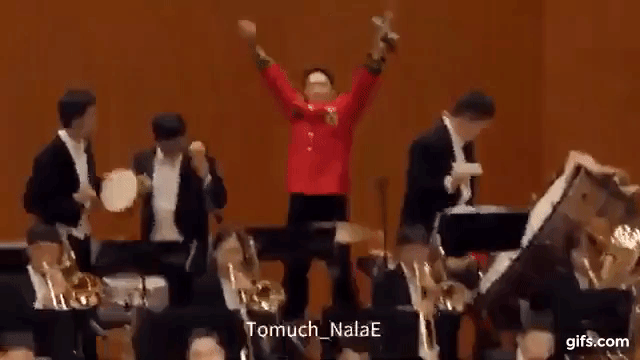 但兩人的正經的時刻並沒有持續太久,在音樂會一個女歌手的Trot環節開始沒多久...我們的歐巴們就壞掉了XDDD
從動圖中可以看到其實原本樂團的打擊手們是很正常的~但昌燮突然開始嗨翻跳了起來~~~