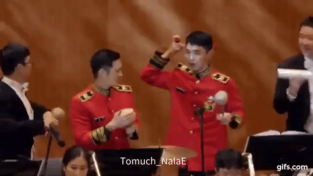 但大家以為這兩個活寶只是跳跳就沒事了嗎?這怎麼可能~就連他們的粉絲都絕對不相信自家歐巴會這麼快就結束勁歌熱舞的好機會XD
果然下一刻,我們SHINee的萬能鑰匙Key就拿出了2根木琴棒(?還是細鼓棒?)往身後的領子一插~完成了瘋狂亂舞前的著裝!!(哈哈哈哈~~~)