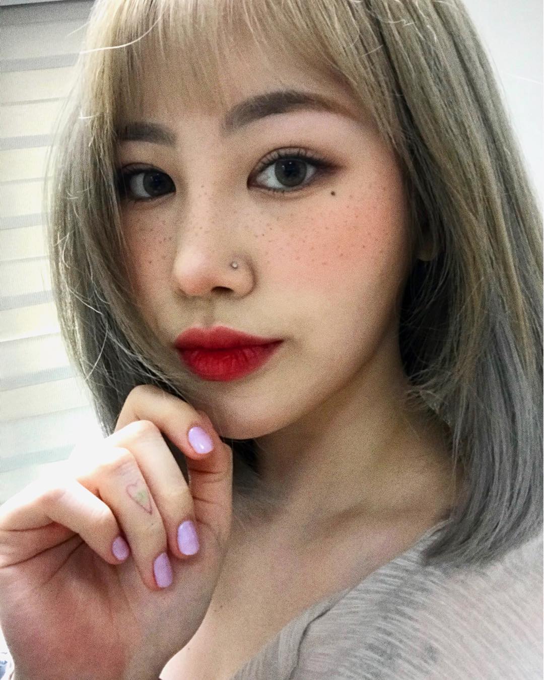只要出席見面會或是上傳個人SNS上的照片,與過往的長相有一點點不同,就會被韓國網友當作話題大肆討論,像是之前與JYP結束經紀合約的朴智敏,透過減肥、化妝技巧等等,智敏擺脫了過往「胖胖」的形象,瘦身成功,與以往形象相差許多的她,就惹來不少網友的質疑跟批評!
