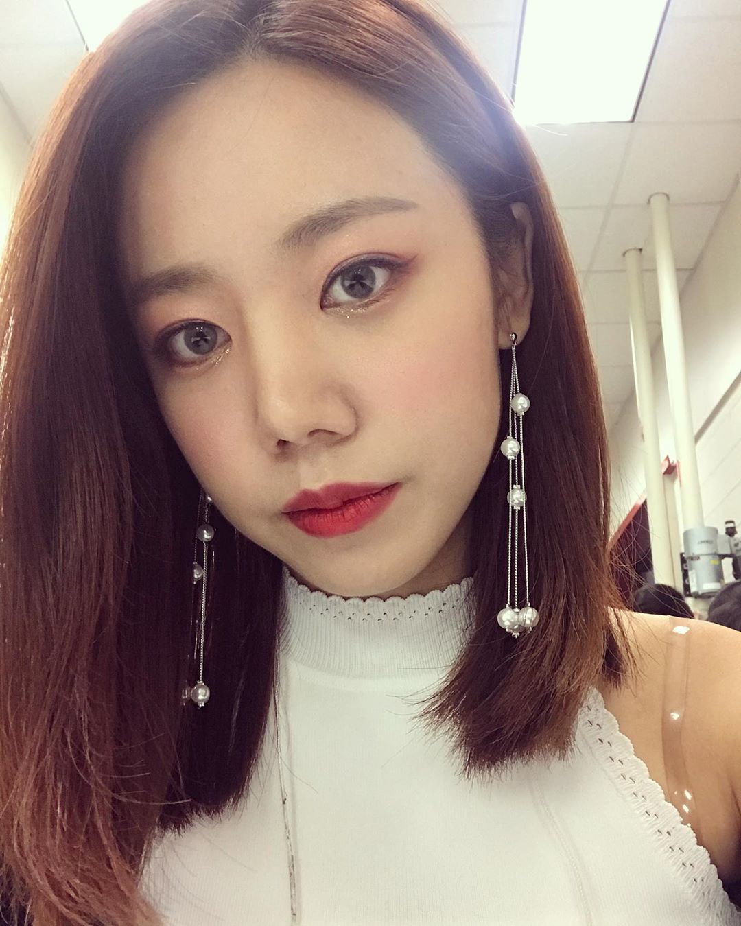 Apink的南珠也是被懷疑整形的女偶像之一,因為過去明顯圓潤的鼻子讓她常常在綜藝節目上被主持人拿來調侃,雖然她本人沒有正面回應整形的傳聞,但是現在挺直的鼻子的確跟過往差了很多,也有許多網友直呼:「以前的南珠比較好看!」