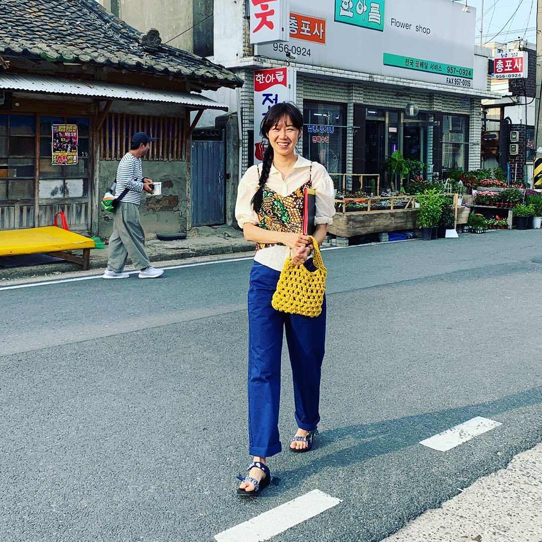 最近她與姜河那主演的《山茶花開時》,創下了2019年KBS2電視劇史上的前三名最高收視率, 與最近收視率低迷的其他作品不同,這部劇取得了好成績,並且一直保持著上升的趨勢,在播出第6集後收視率達到了10%。