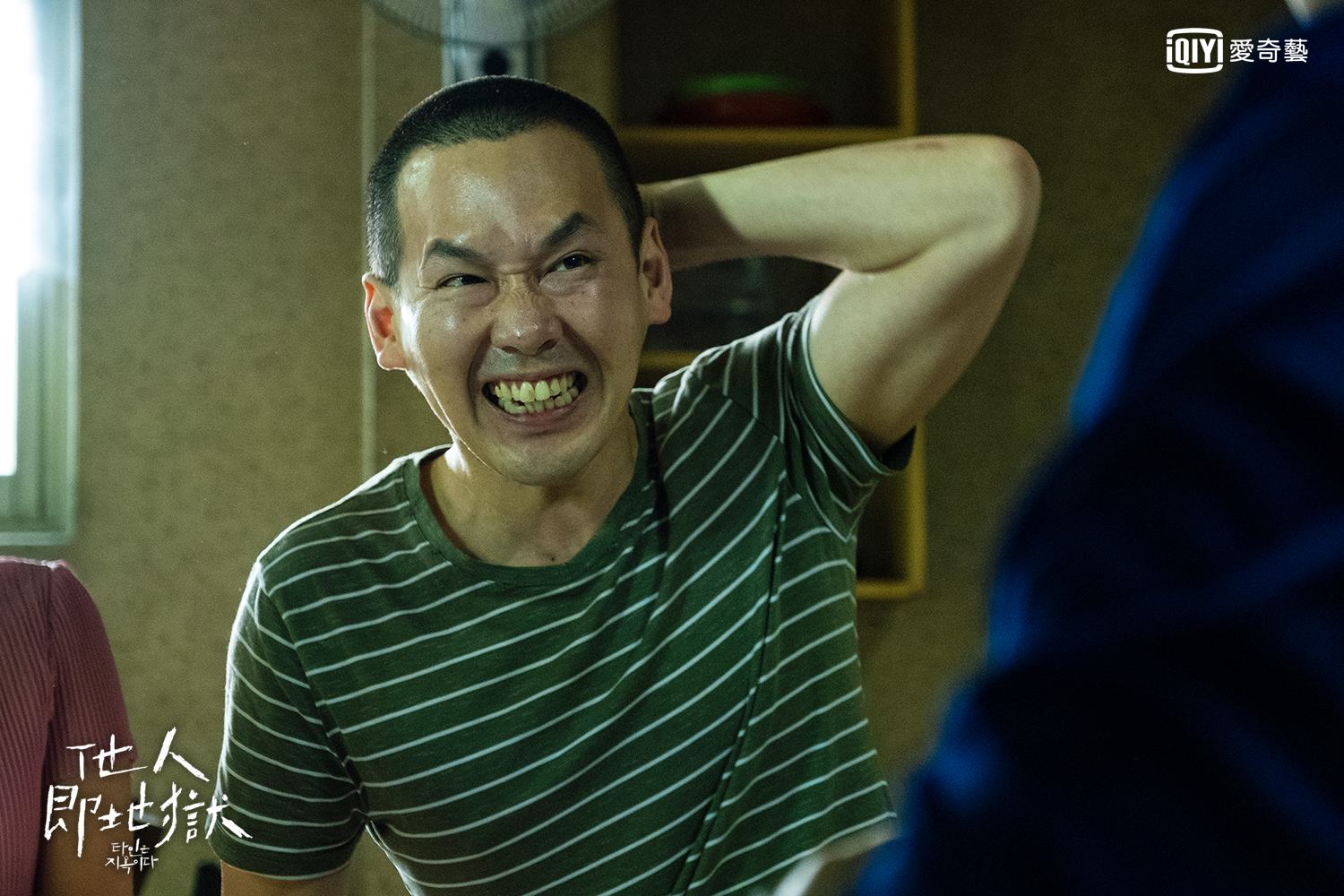 而最近朴鍾煥演員突然在韓網上引起熱烈討論,原因就出在他的「頭髮」上!在《他人即地獄》中飾演雙胞胎的朴鍾煥演員為了符合漫畫中的形象,把頭髮剃成平頭,但其實朴鍾煥演員沒剃頭之前可是個美男子呢!