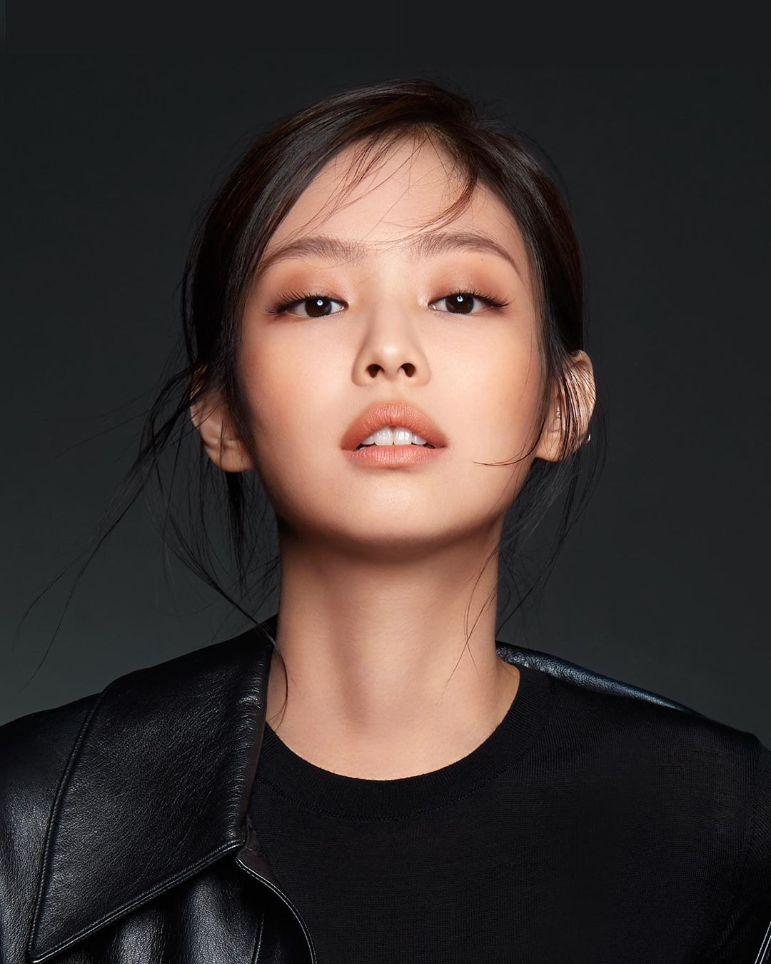 Hera Sensual Powder matte#435:
而正好Jennie也是韓國美妝品牌Hera的代言人,使用了Sensual Powder matte#435,這款近期在韓國非常紅,號稱Jennie色號的445也是熱賣品項之一,有去韓國玩的人絕對要收購這款啊!