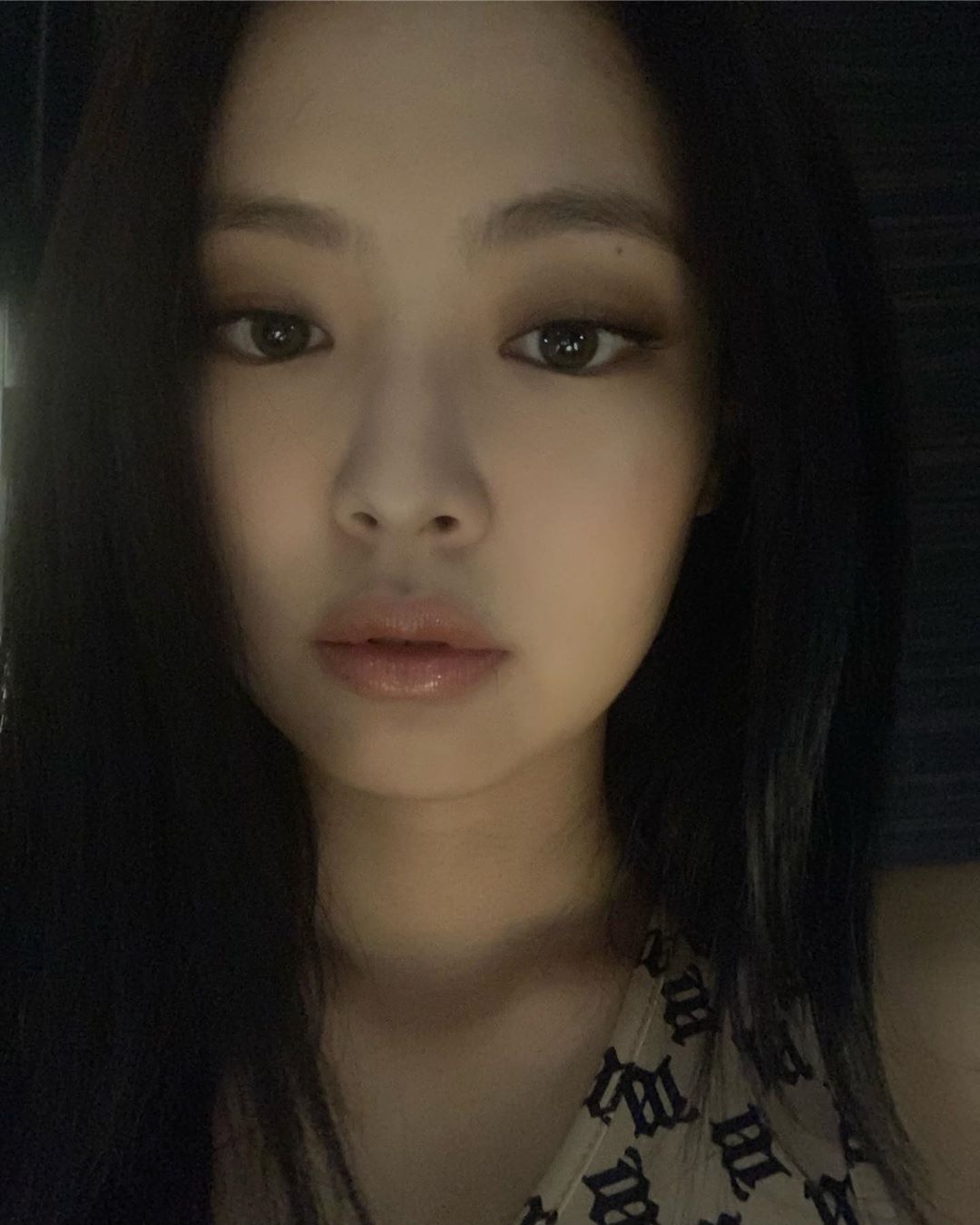 大家有發現三角唇女偶像的共通點嗎?沒錯~大多喜歡利用偏橘色的口紅為主,因為年輕,整體看起來更有活潑青春感,因此不管是紅色還是珊瑚色,帶有一點橘色調反而會讓自己看起來更有活力呢!