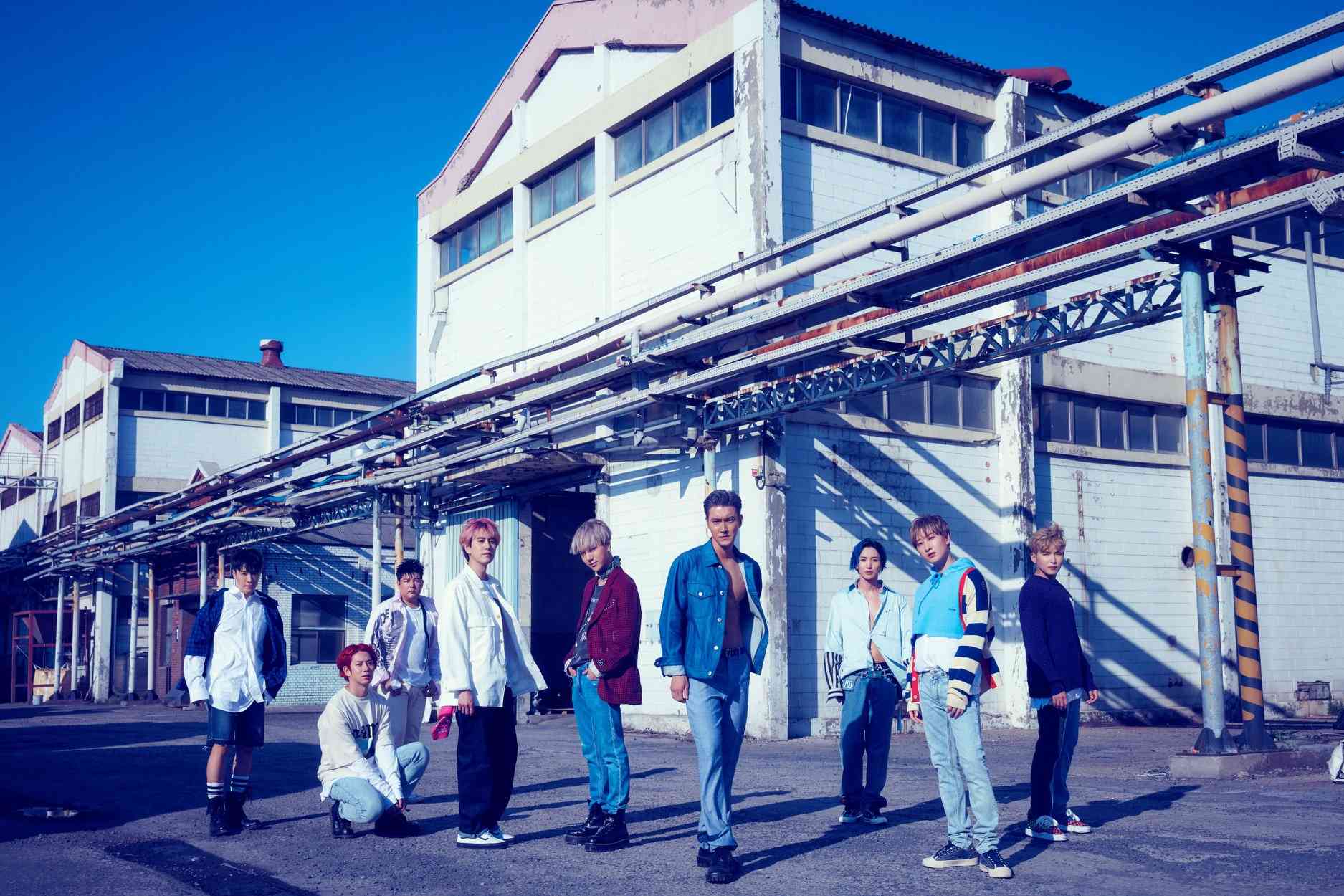 Super Junior從出道到現在,歷經了成員更動與團體轉換期,也有過備受外界批評的階段,粉絲們終於等到SJ全員入伍跟退伍,迎接到全體SJ!希望老少年們可以繼續加油,小編也是超級喜歡他們的啊!