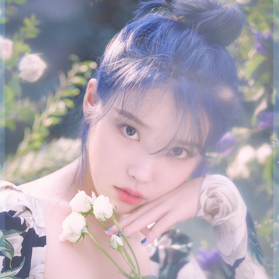 兩年前,SHINee的鐘鉉也選擇用最極端的方式離開了這個世界,IU在新加坡開巡迴演唱時,也特別提及了好友鐘鉉,獻唱了鐘鉉的歌曲《憂鬱時鐘》,告訴在場粉絲她真的很想念這位好朋友,然而兩年後,IU的好友雪莉卻也驟然離世,對於IU來說一定是極大的衝擊。