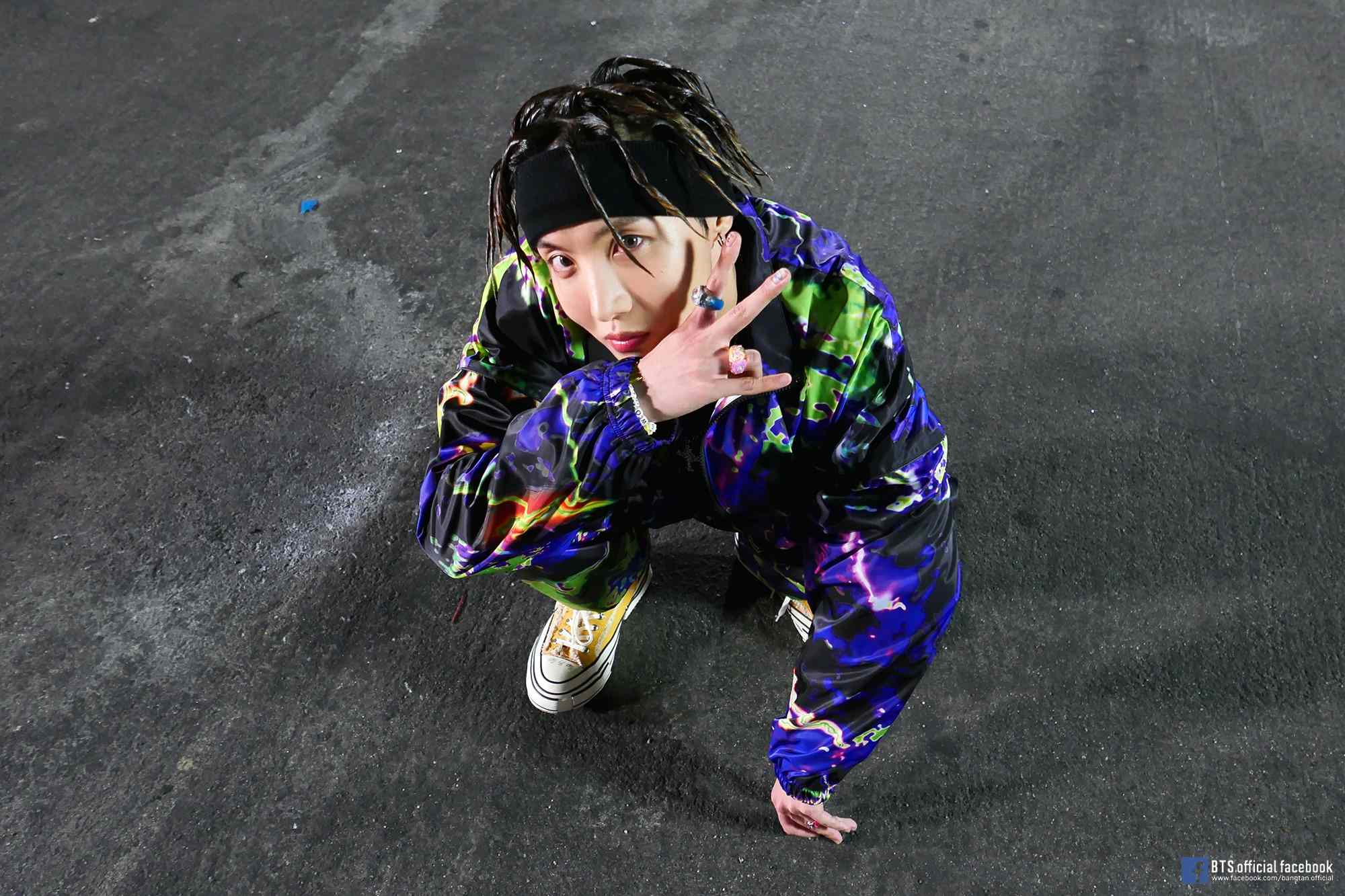 (3) 防彈少年團 J-HOPE
不只有昌珉向「綠色雨傘兒童基金會」捐款,其實J-HOPE也是經常捐款人之一呢!甚至在生日時更捐款了一億韓元(約300萬台幣),將這些捐款金額以獎學金的方式,幫助母校光州國際高中的低收入戶的學生們。