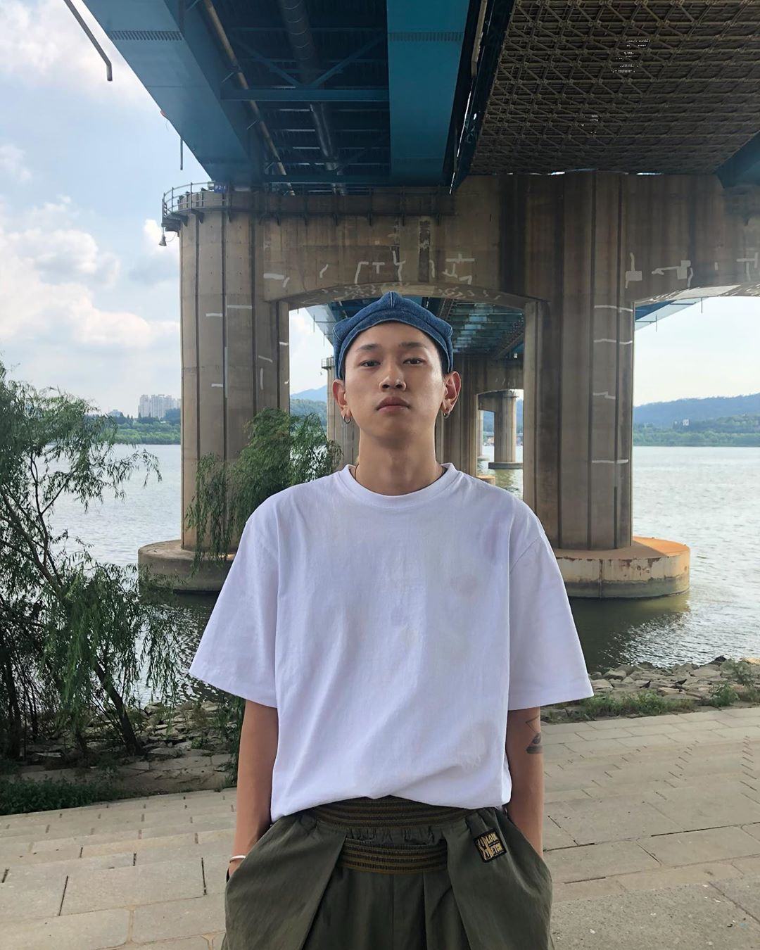 CRUSH:
是韓國的R&B及嘻哈音樂人,應該不少人以為CRUSH只是個抒情歌手吧!畢竟之前《鬼怪》中獻唱了《beautiful》這首歌,又將他推入了高峰,但CRUSH其實在嘻哈方面也很優秀,配上溫柔的嗓音更有他的特色!另外小編也推薦他在綜藝節目的表現,實在很難讓人相信他是音樂人啊(?) 除此之外還得過發呆比賽的冠軍,這樣有才的CRUSH你能不認識他嗎?