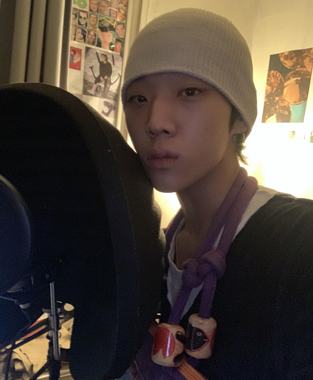 Young B:
高等《rapper 1》的冠軍,參加過多次《SMTM》,這次參加《SMTM8》 很可惜只成為第2名,但也讓人看到他不一樣的一面。雖然之前的負面新聞多,但是看得出來他在音樂這條路上非常努力且認真,讓他參加《SMTM8》後黑粉稍微減少了一些。年僅20歲卻能夠將歌詞寫得完成,深入人心,表演很令人難忘。不得不提的就是他的時尚風格,先前韓國風靡了一陣十字架耳環,就是他帶起來的風潮呢!