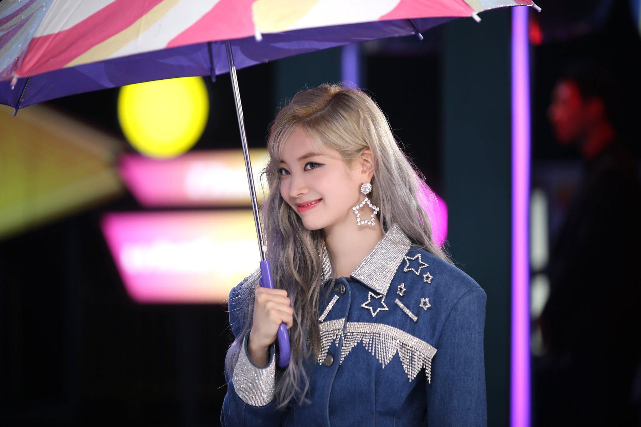 #TWICE-多賢
多賢算是TWICE成員中髮色變化大的成員之一,而也多虧了多賢白皙的皮膚,讓她幾乎什麼特殊髮色都能消化,這次回歸也嘗試了新的髮色,被說是歷代級的髮型呢!