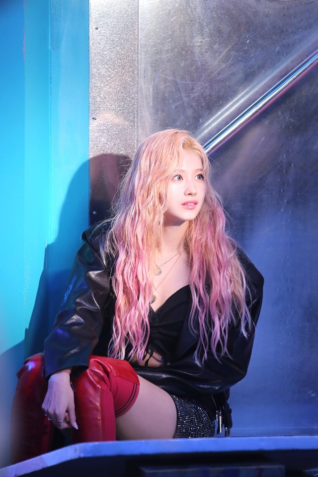 #TWICE-SANA
SANA這次回歸則是換上了夢幻的粉色頭髮,但也不是單純的只有粉絲色,讓SANA的髮色看起來更有層次感,真的活脫脫是一隻美人魚啊!真的太美啦~
