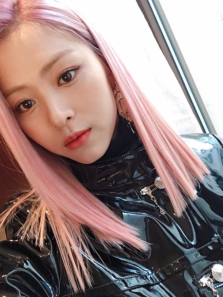 #ITZY-留眞
TWICE的師妹ITZY也染上最近似乎滿流行的粉色(?),原本就長得很有個性的留真,配上粉色頭髮更有辨識度,五官也更鮮明了,不愧是ITZY的中心啊!