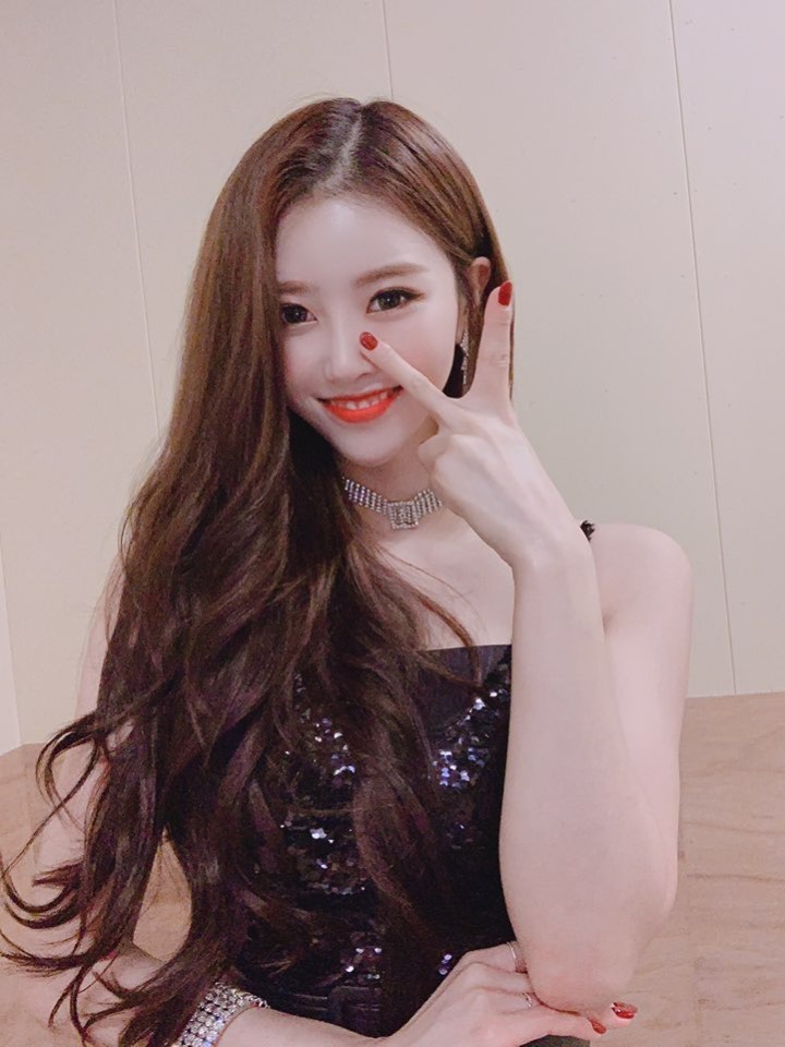 #Lovelyz-美珠
在被問到看到針對自己的惡意留言時是否受到傷害的採訪中:
「以前在我的惡意留言下面寫著『美珠很漂亮』的留言,任誰看了都是我媽媽的ID,看到這個我大哭了一場。」