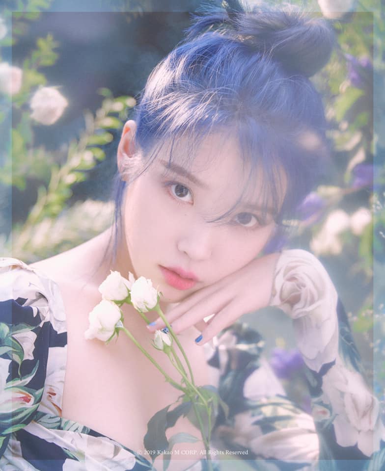 #IU
11月1日(原定)
本月20日,IU透過官方論壇傳達了近況和問候,對原定發行的迷你五輯《Love poem》延期發售向粉絲們表達了歉意。在問候的同時,她還宣佈將於11月1日先公開原計劃於本月28日公開的收錄曲<Love poem>,並透露本張專輯的發行日程將在日後公開。