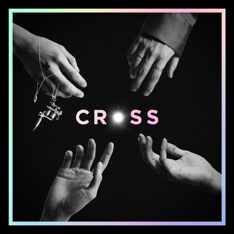 而昨天(23日)WINNER也推出了第三張迷你專輯《CROSS》,這次專輯融合了每個成員多彩的音樂個性和作爲藝術家更加進化的WINNER的力量,就像專輯的標題一樣,擁有各自方向和特色的4名成員聚在一起成爲新的交叉點,蘊含著成員之間的關係性、音樂和故事。
